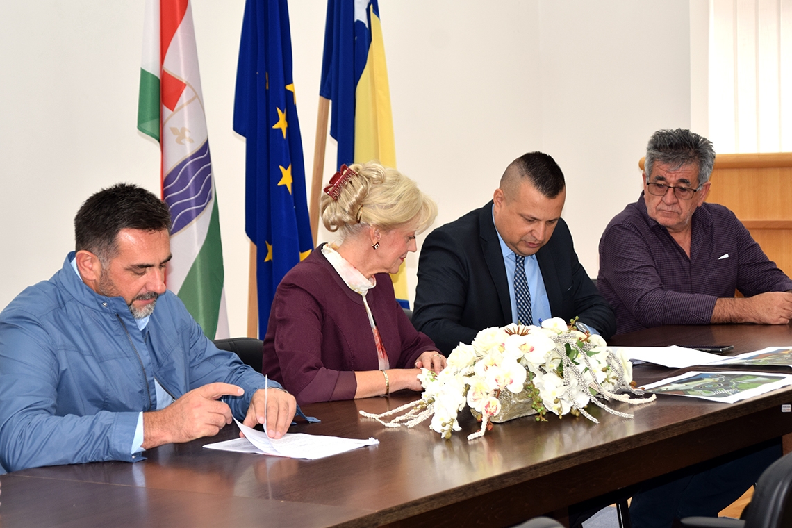 Potpisan Ugovor o izvođenju radova za projekt „Izgradnja kružnog toka ispred Male vijećnice - Beledije“.