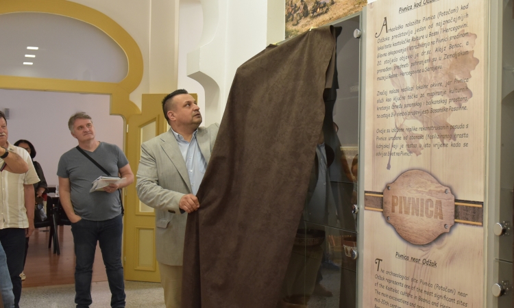 Svečano otvoren stalni izložbeni postav drvenih replika prapovijesnih posuda 