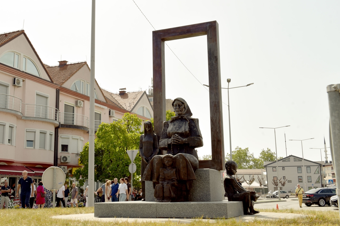 Svečano otkriven Spomenik majkama Posavine 