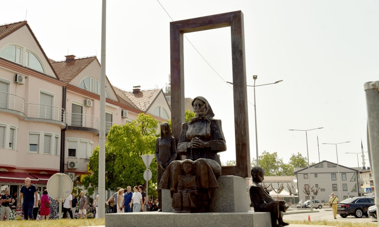 Svečano otkriven Spomenik majkama Posavine 